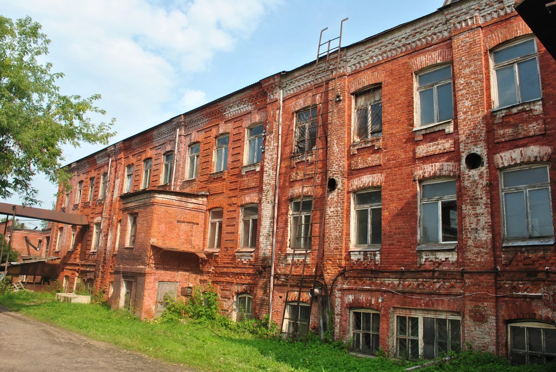 Улица фабричная сергиев посад. Фабрика Сергиев Посад. Завод 6 школьного приборостроения Сергиев Посад. Сергиев Посад фабрика Зайцевых 1899. Завод Загорск Сергиев Посад.