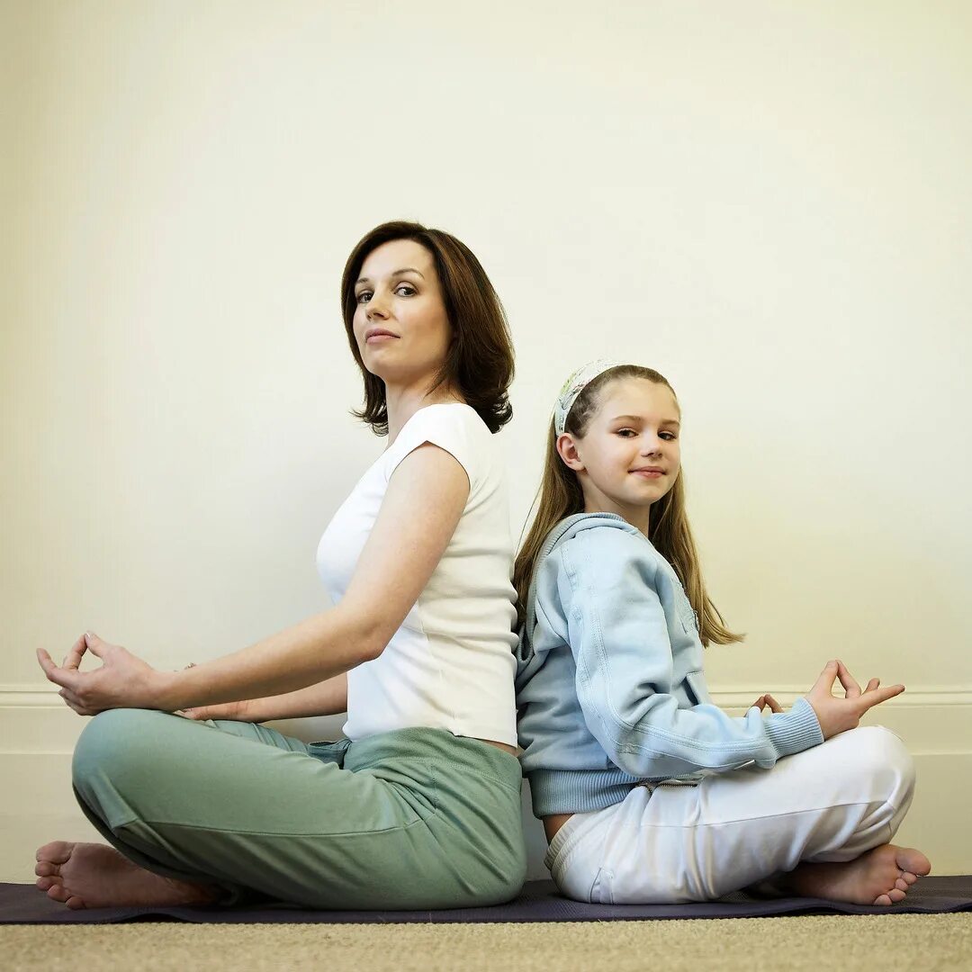 Фото мама с дочкой лайфстайл. Mother daughter Yoga stock.