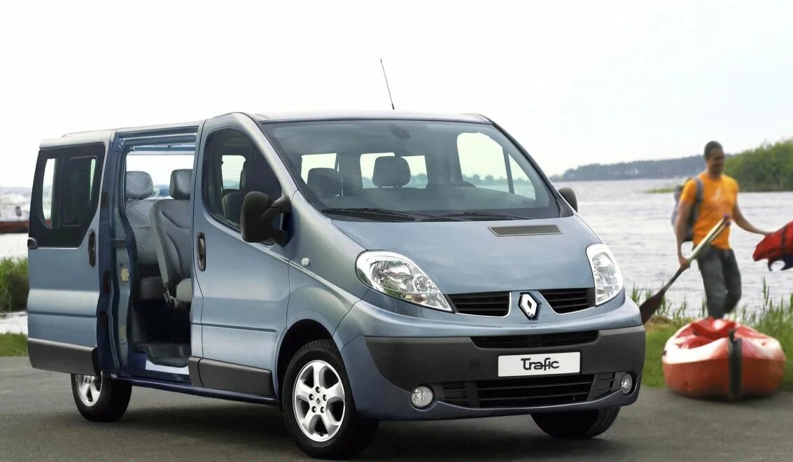 Renault trafic отзывы. Renault trafic iii белый. Рено трафик 2020г. Рено трафик отзывы владельцев. Renault trafic combi.