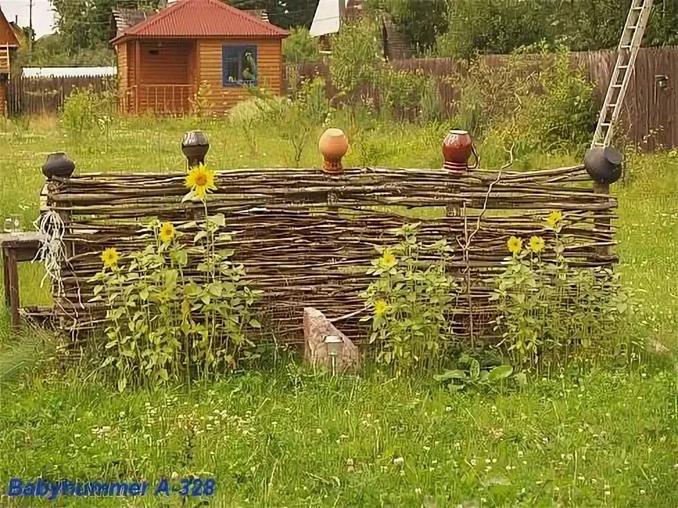 Тин украинский. Плетень из лозы Кубанский стиль. Деревенский плетень. Плетень забор. Украшение участка на плетень.