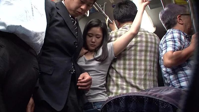 Износилование азиатки. Азиатку лапают в автобусе. Азиаток лапают в общественном транспорте. Японский молестер. Японка с дочкой в автобусе.