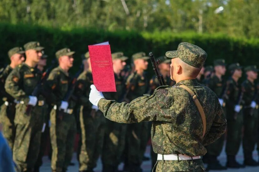 Принят присяга россии. Присяга Вооруженных сил РФ. Присяга солдата РФ. Присяга в армии РФ. Ритуалы Вооруженных сил РФ присяга.