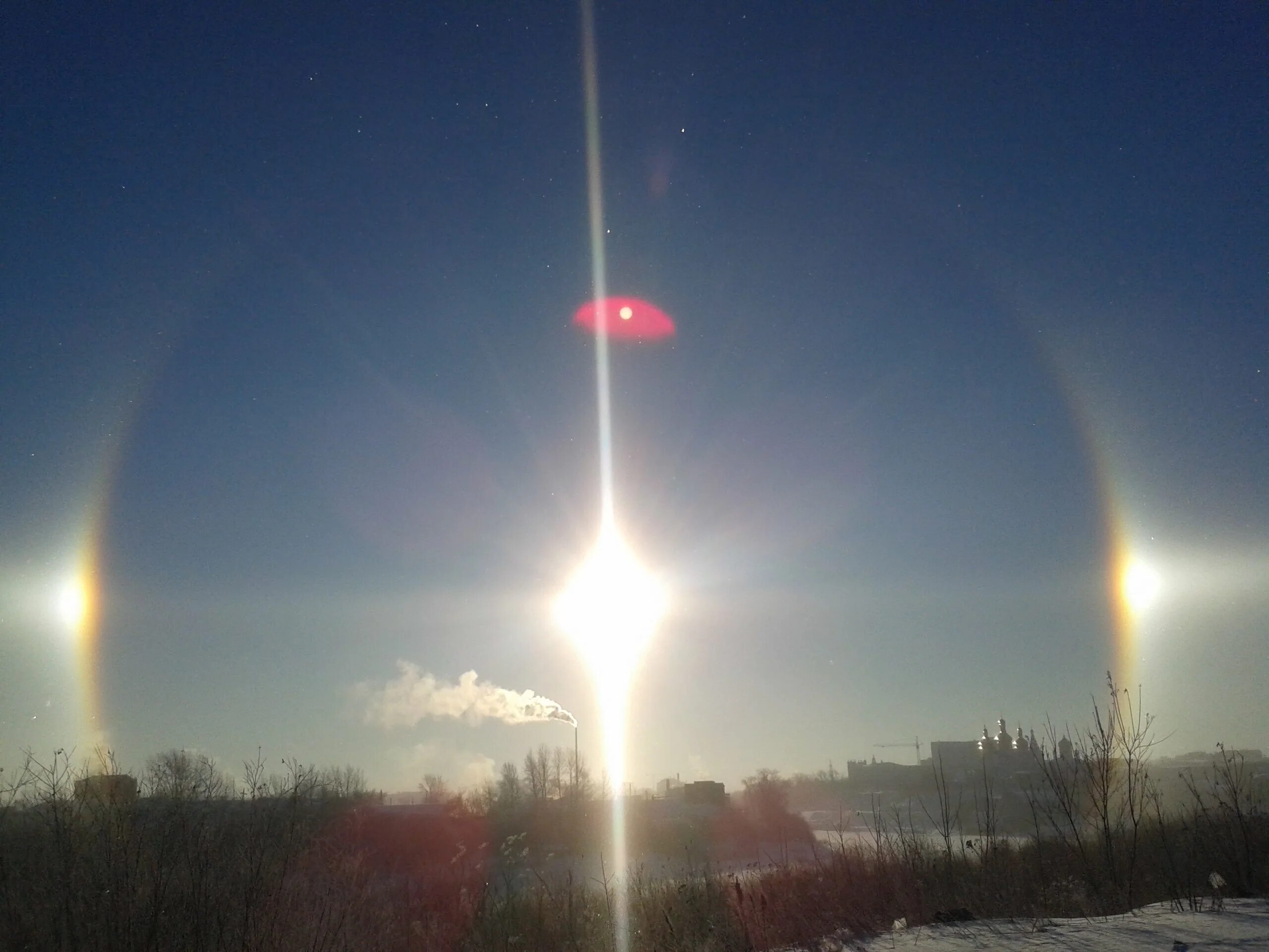 Где видно солнечное. Эффект гало три солнца. Солнечное гало три солнца. Гало Радуга вокруг солнца. Солнечное гало Радуга вокруг солнца.