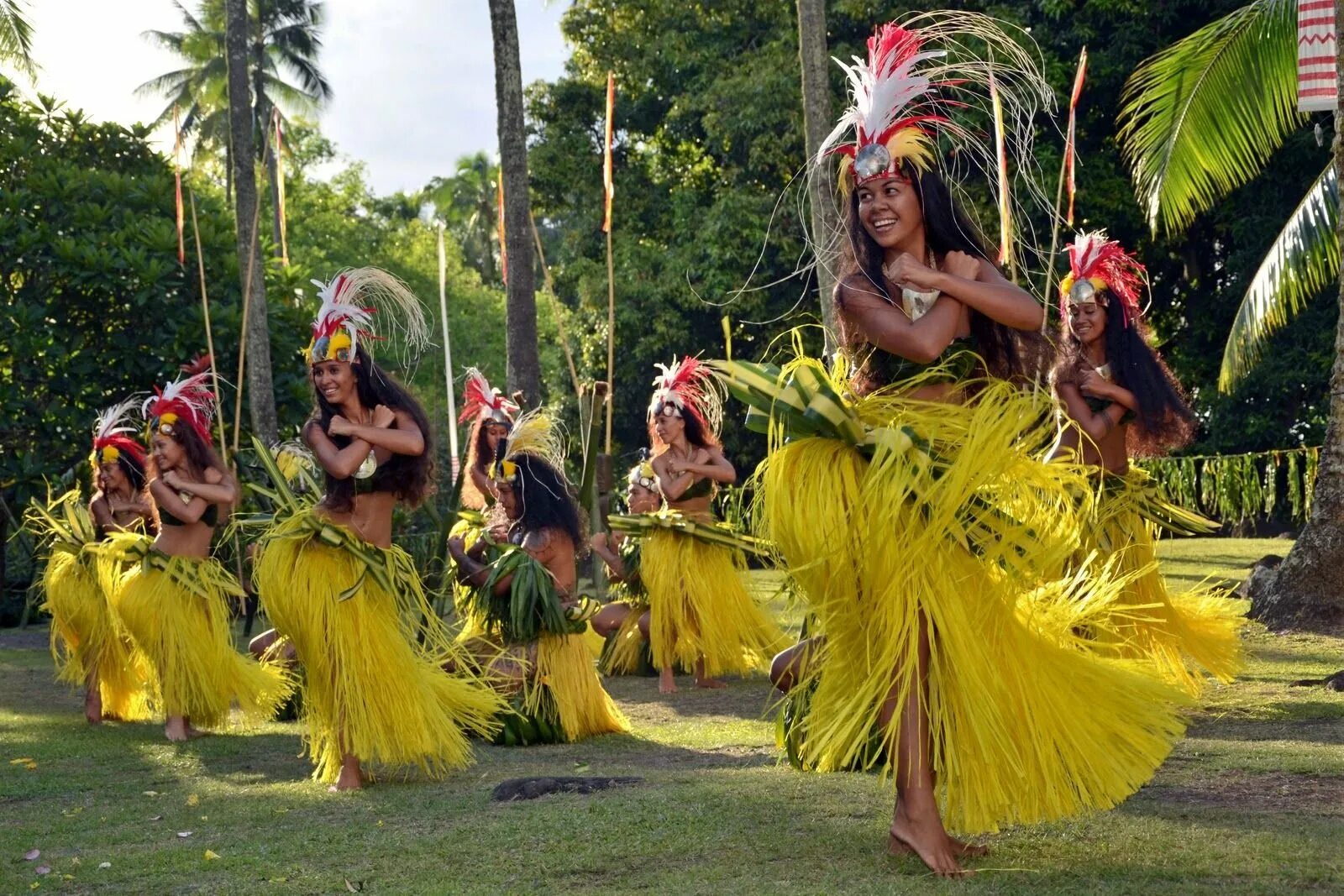 Таитянский танец. Таити и таитянки. Национальная одежда Таити. Танцы острова Таити. Наряды жителей Полинезии.