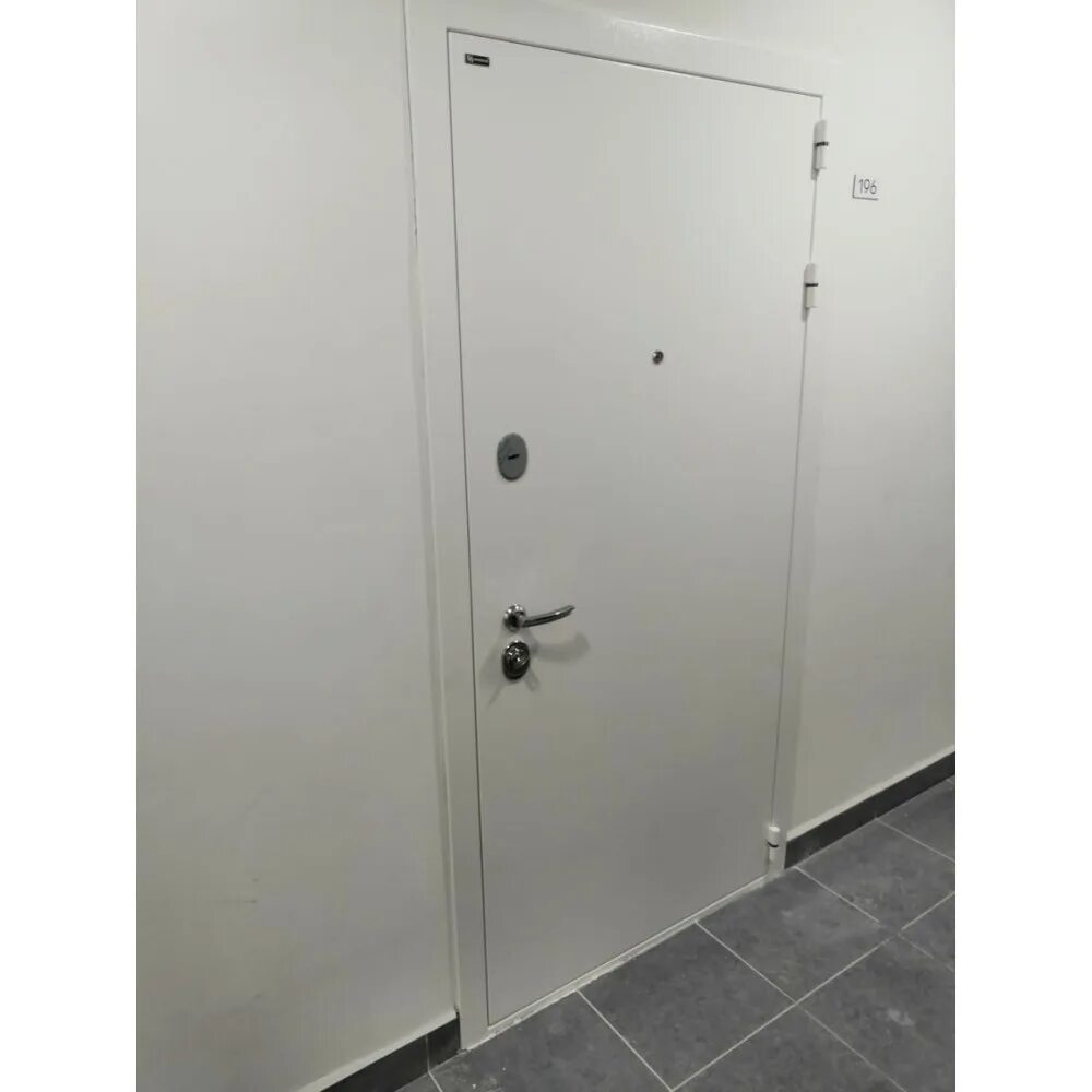 Дверь шагрень белая м55. Входная дверь шагрень белая. Дверь входная металлическая белая. Дверь металлическая белая шагрень.
