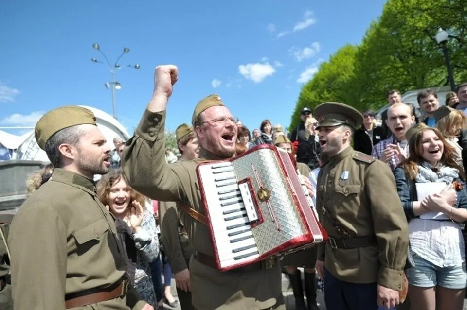 Военные поют. Солдаты поют. С днем Победы гармонист. С днем Победы гармонь.