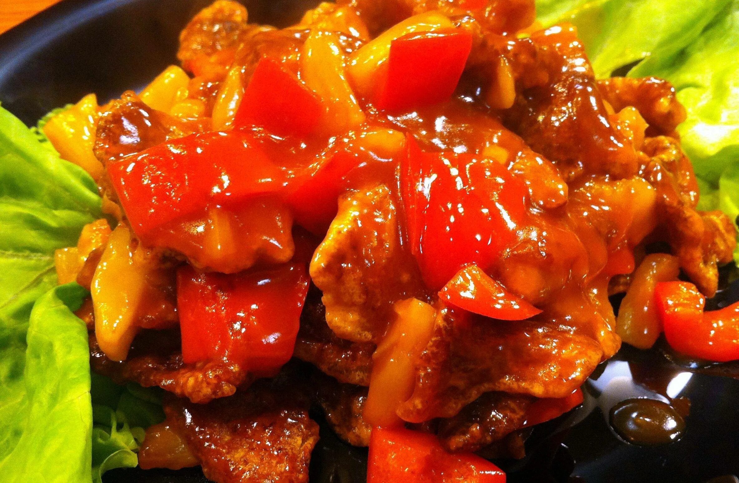 Кабачки в кисло-сладком соусе. Свинина в кисло-сладком соусе с болгарским перцем. Свинина ананас перец болгарский. Свинина с ананасами в кисло сладком соусе по-китайски. Свинина в кисло-сладком соусе с ананасами.