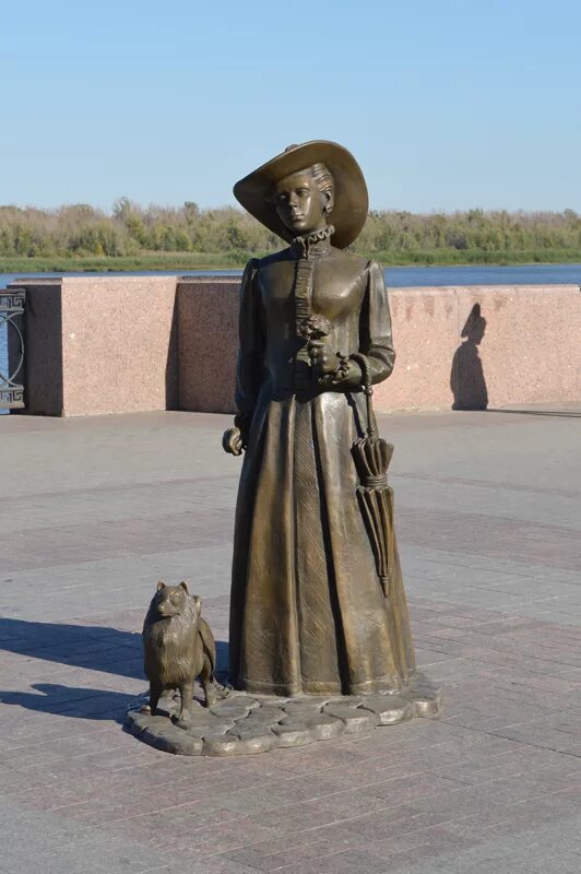 Дама с собачкой название. Дама с собачкой Астрахань памятник. Скульптура дама с собачкой в Астрахани. Астрахань набережная дама с собачкой. Памятники на набережной Астрахани.