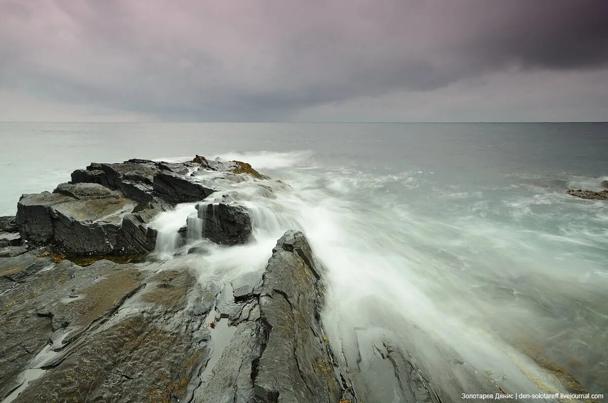 командорские острова остров беринга. бали отвесные скалы. и тихо край земли. темные берега. вайда губе северное сияние.