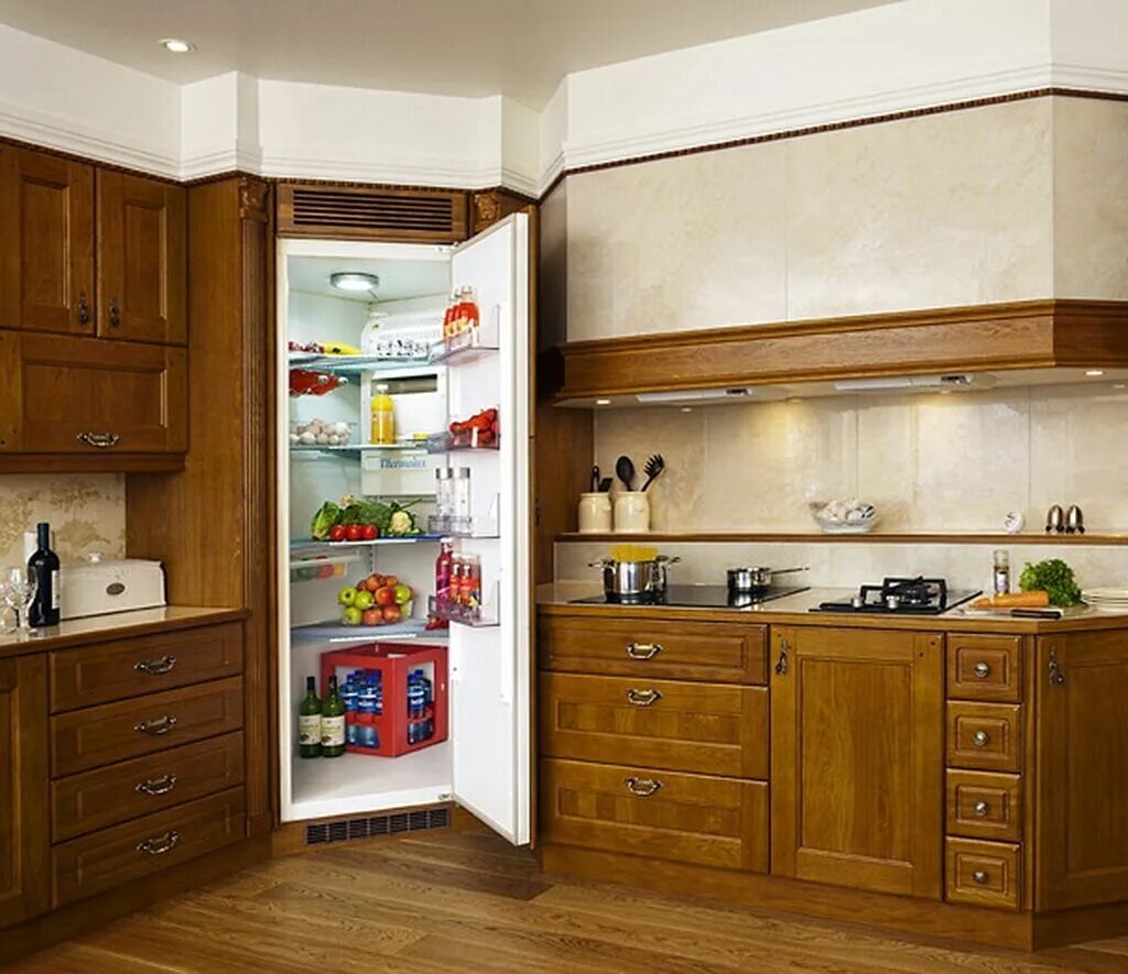 Шкаф для кухни фото. Угловой холодильник Norcool. Угловая кухня с холодильником. У главая кухня с холодильником. Холодильник встроенный в кухню.