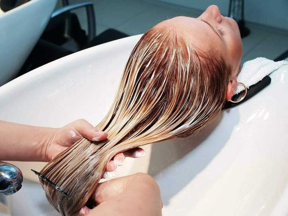 Наносить маску до мытья волос. Окрашивание волос процесс. Окрашивание волос в салоне. Мелирование волос. Мытье волос в салоне.