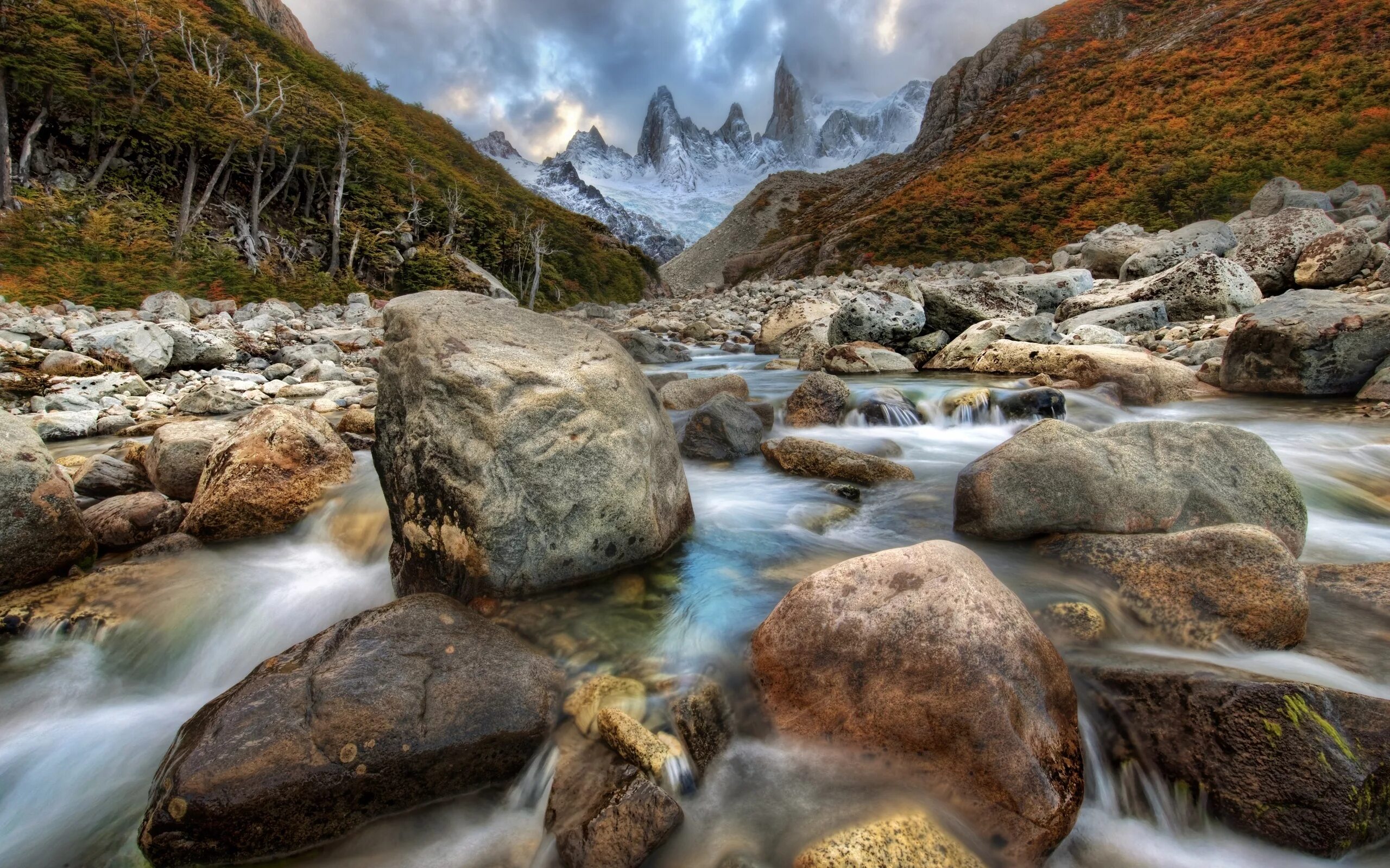 Stone river. Горная Долина с рекой в США. Горный ручей Испания. Горная река. Горни реки.