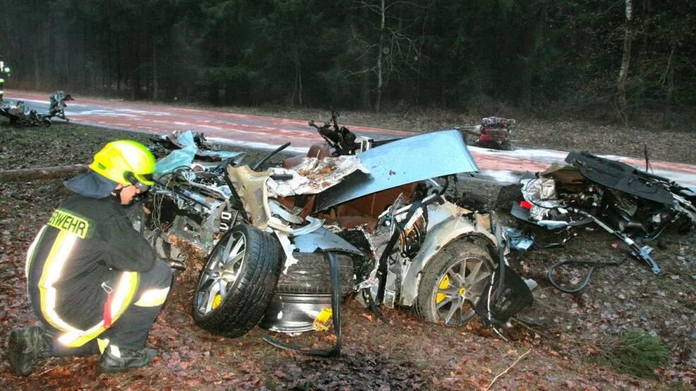 Look that car over there crash