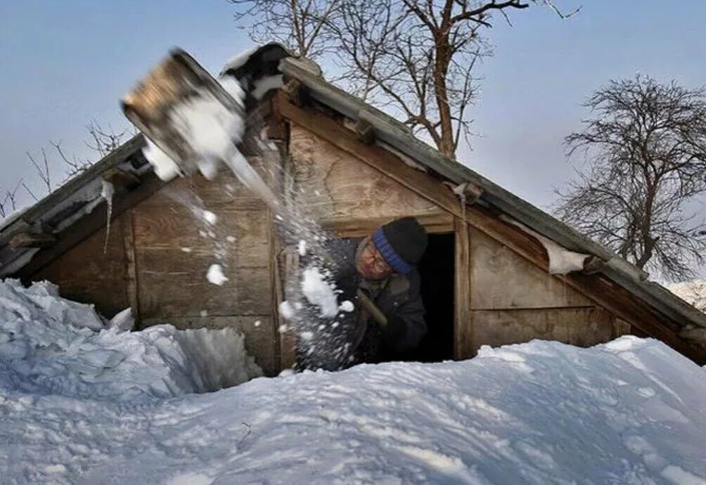 Занесенная снегом избушка. Деревня в снегу. Снег по крышу. Дом занесло снегом.