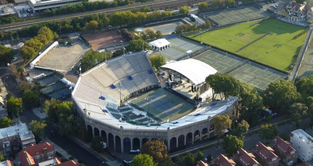 Теннисный стадион. Теннисный стадион фото э. Forest Hills Tennis Stadium. Forest Hills Stadium 1 Tennis pl Forest Hills, NY 11375.