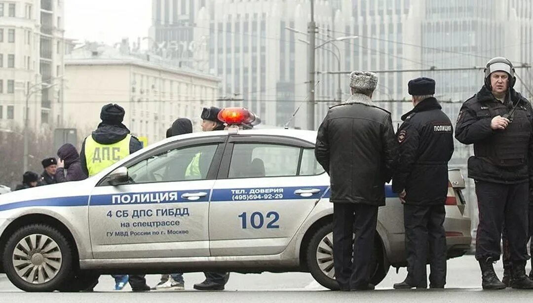 Номер полиции полный. Картинка звонить в полицию. Московская полиция машины. Полиция китай город москва. Ваз 2110 дпс.
