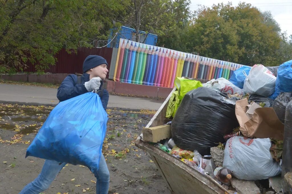 Вынос мусора. Человек выносит мусор. Человек в мусорном пакете. Мешки с мусором на помойке. Вынести сбор