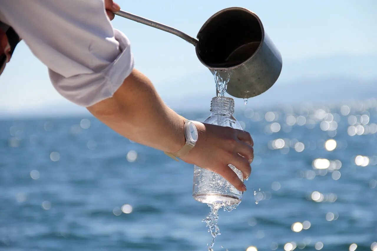 Качество воды. Питьевая вода из океана. Пробы воды. Пресная вода в море.