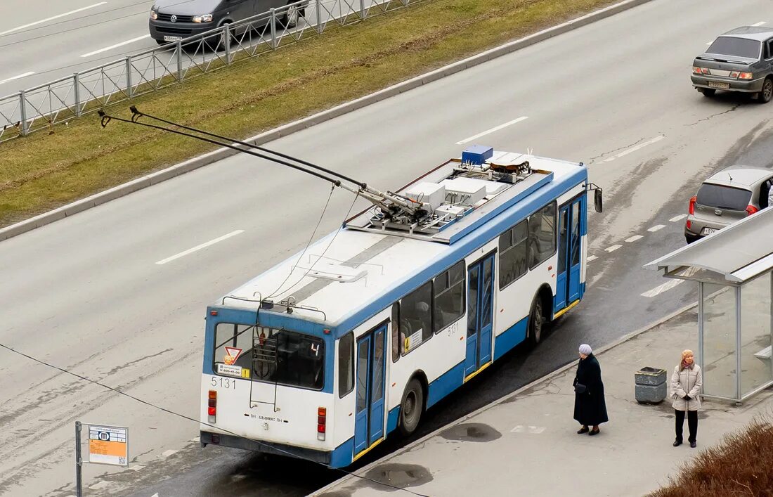 Троллейбус на восток. Буксировка троллейбуса. Троллейбус на буксире. Троллейбус на дороге. Троллейбус 2017.