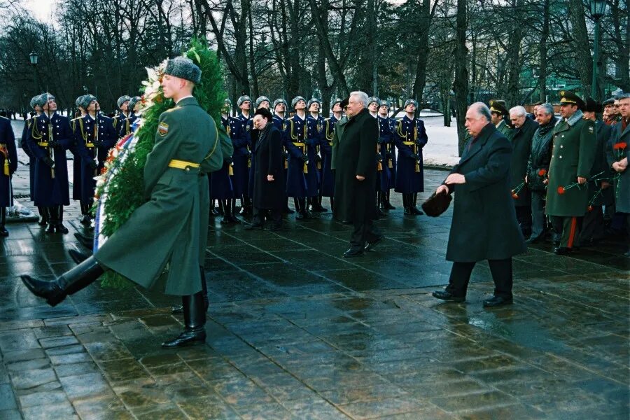 День 22 12 23. Возложение венков Мурманск 1987 Горбачева. Возложение венков к могиле неизвестного солдата 27.01.2023. Возложение венков к могиле неизвестного солдата 23 февраля 2022. Возложение веков Власову СССР Люберцы.