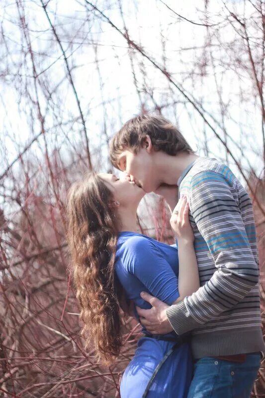 фотосессия с парнем. поцелую подростков. влюблённые подростки. любовь подростков 12 лет. поцелуй молодых.