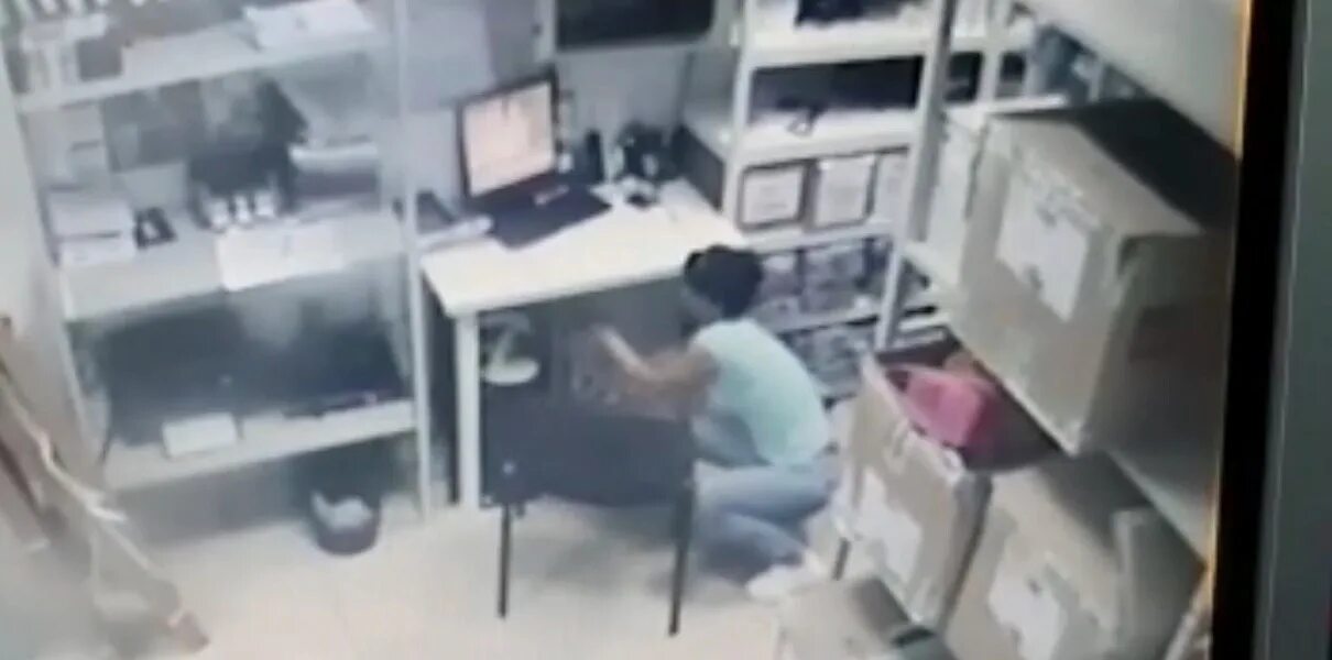 Как воруют длинные волосы женские показать видео. Охранник пятерочки. Укронациска наказона видео. Наказывает воровку в подсобке. Кража денег из сейфа.