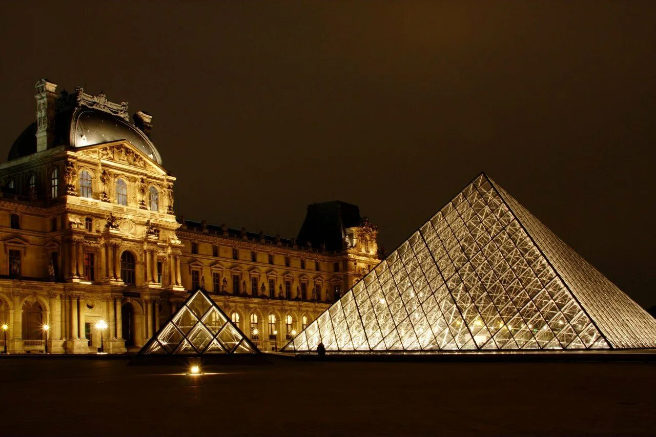 De louvre. Лувр музей Наполеона. Королевский дворец Лувр. Павильон Сюлли Лувр. Лувр Париж виртуальная экскурсия.