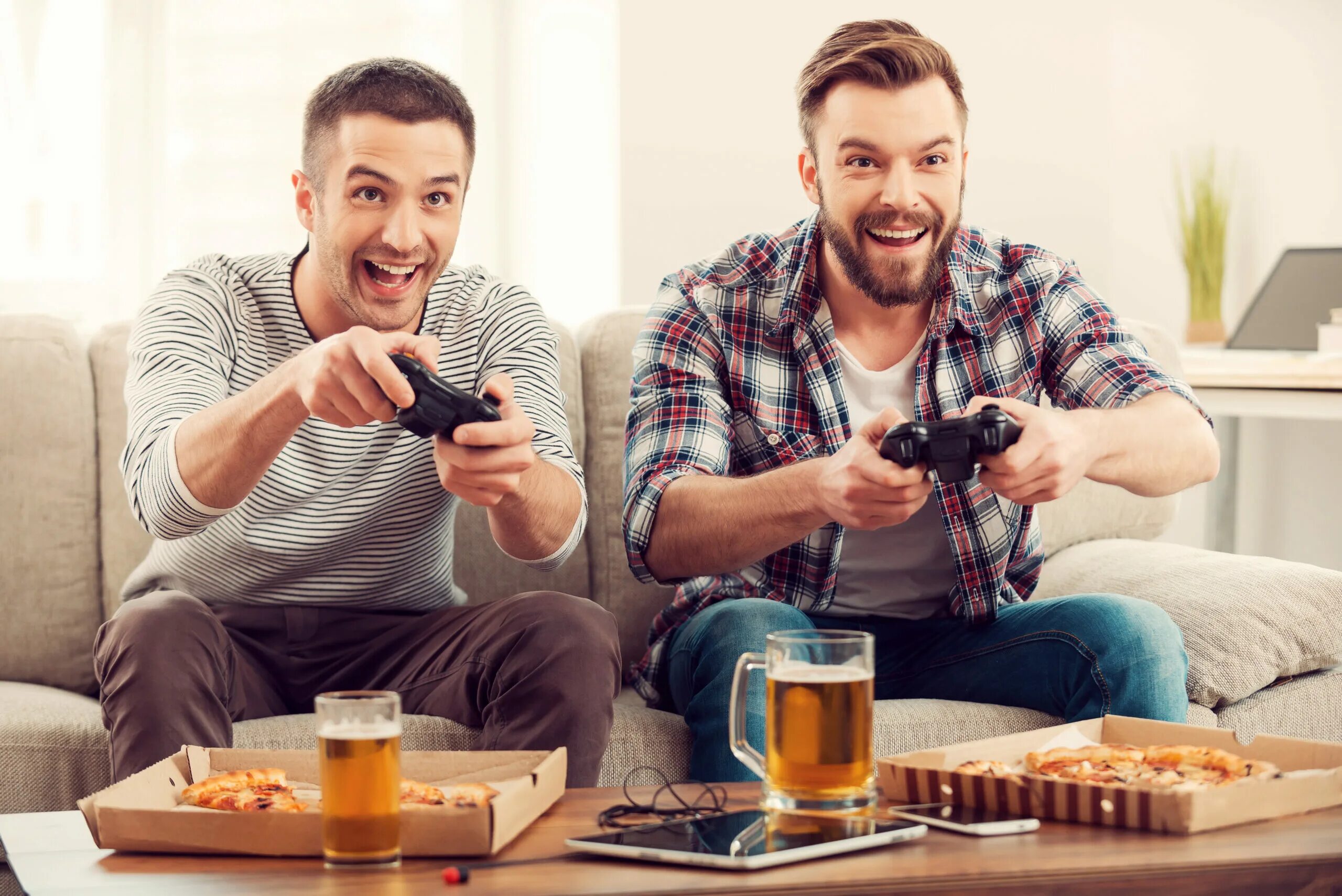 Люди играющие в игры. Человек играющий в приставку. Парень играет в приставку. Мужик с джойстиком. Парни играющие в приставку.