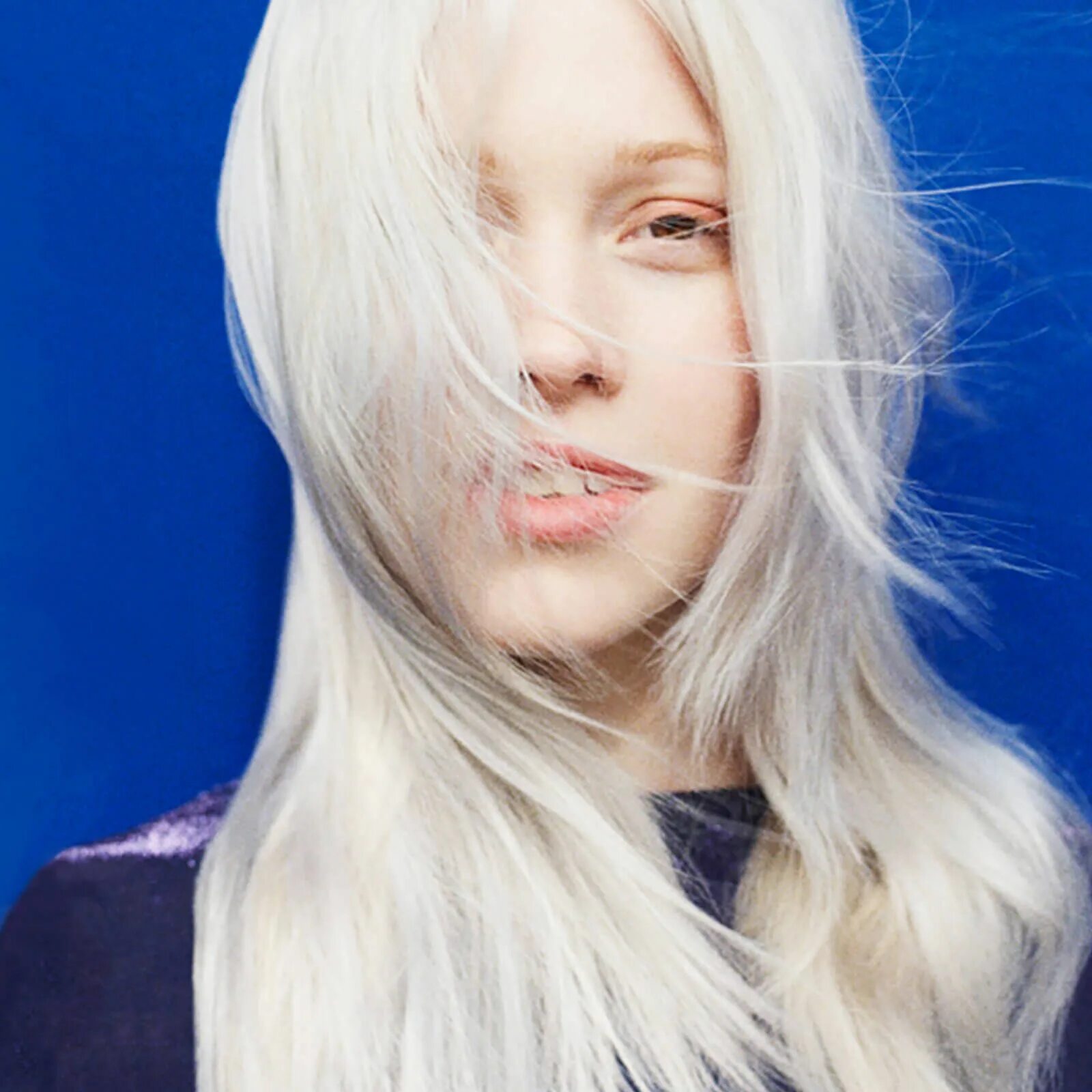 Белые волосы. Белый цвет волос. Бледная блондинка. Альбинос с крашеными волосами.