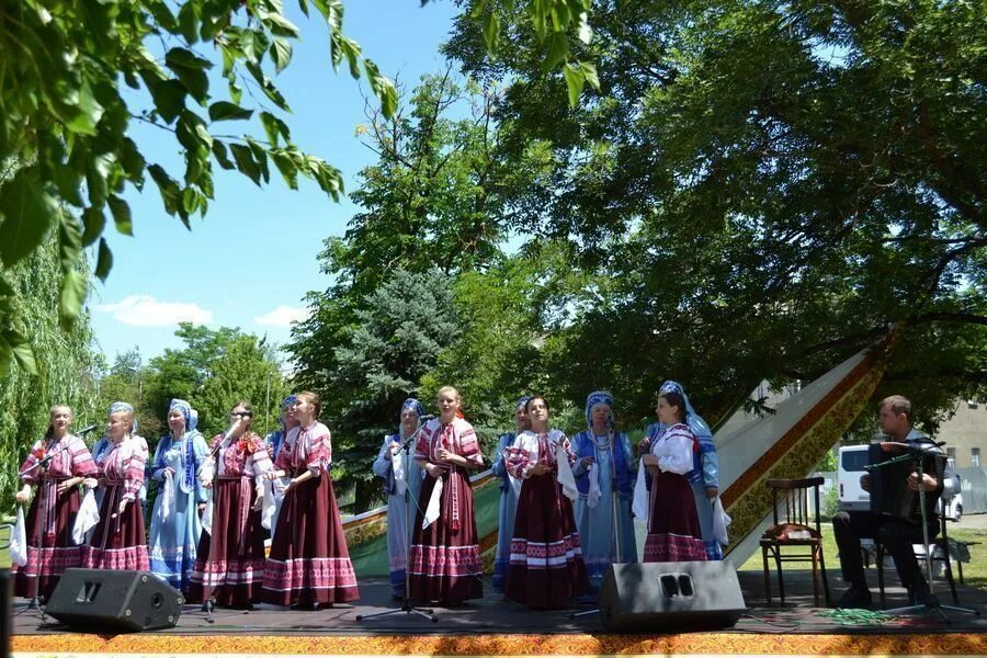 Городской дворец культуры Георгиевск. Троицкий хоровод Георгиевск. Троицкие хороводы. ДК АРЗИЛ Георгиевск. Дк георгиевск