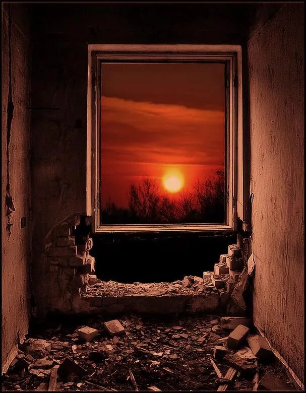 Разрушенное окно. Страшный вид из окна. Темная комната с окном. Мрачный вид из окна. Закат в окне.