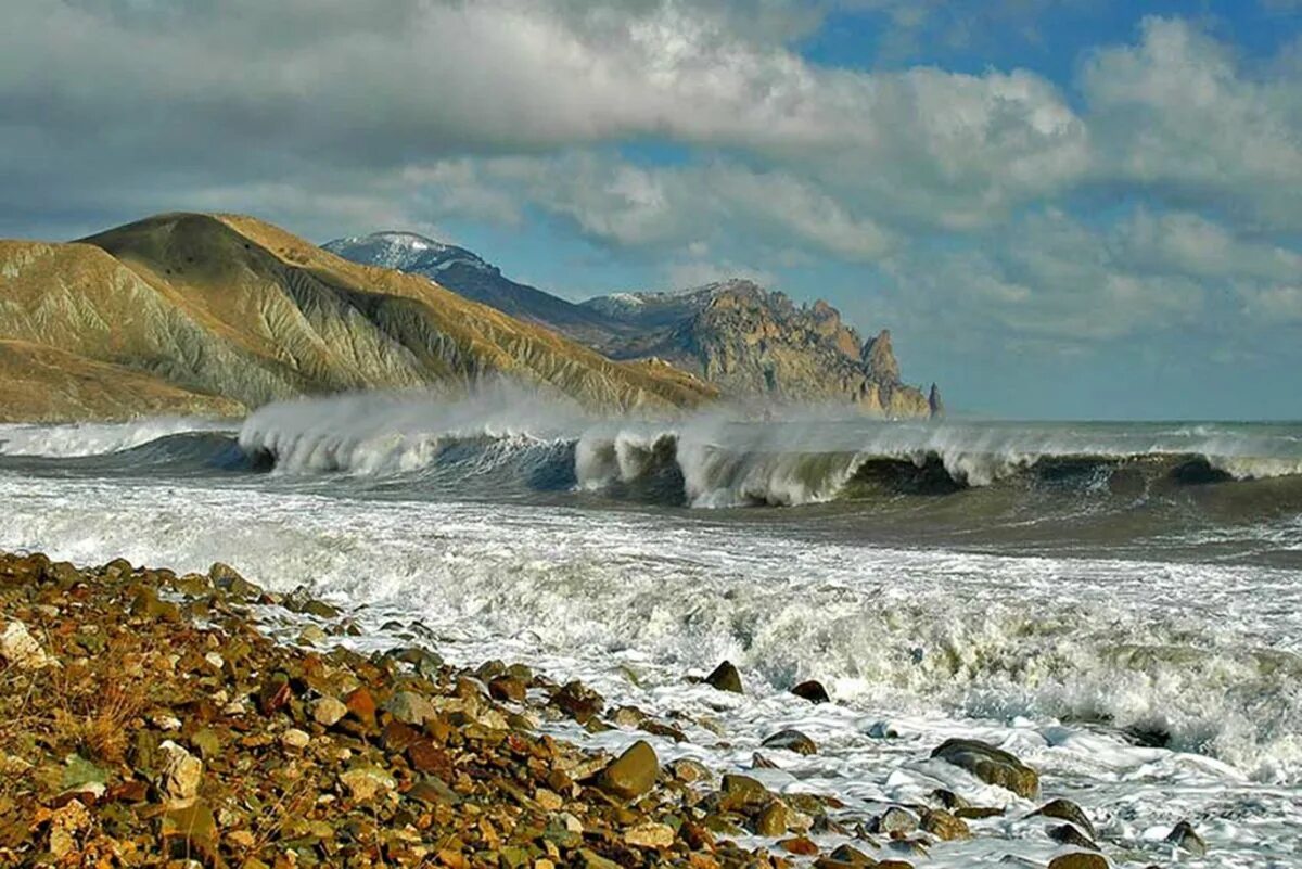 Море гудело грозно. Берег Карадага в Крыму. Коктебель шторм. Коктебель море зима. Волна Коктебель.