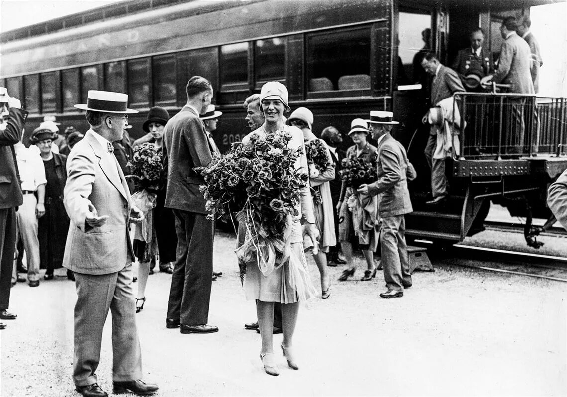 В начале 1928 года. Встреча на вокзале. США 1928. Америка 1928 год. Германия 1928 год.