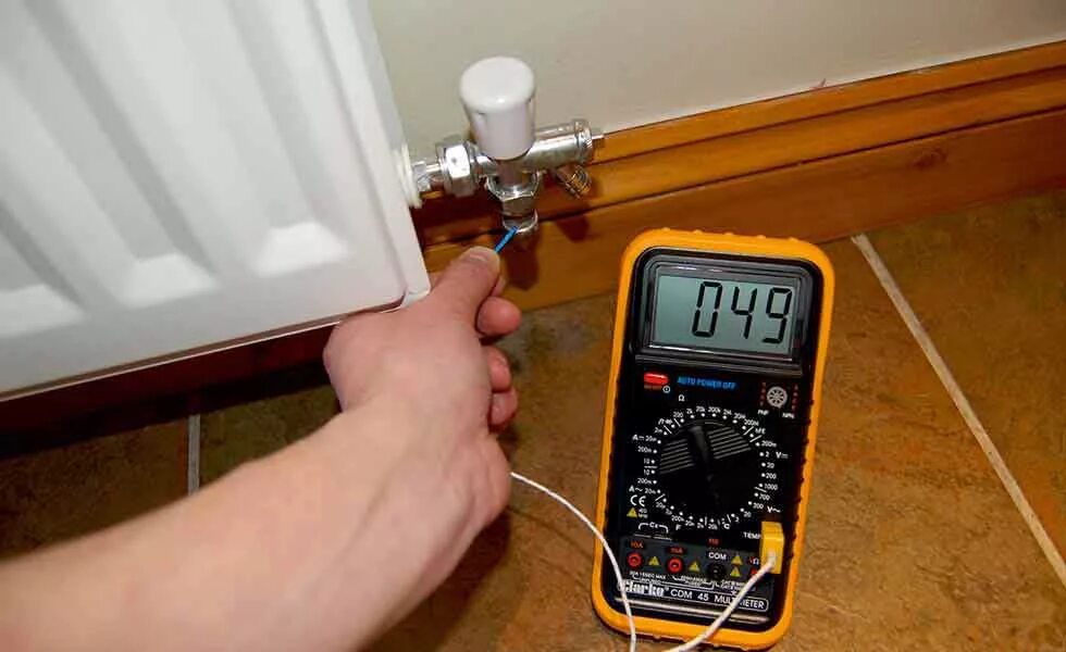Прибор для измерения тепла в батареях. Измеритель температуры батареи отопления. Замеры температуры батареи. Замер давления в батарее.