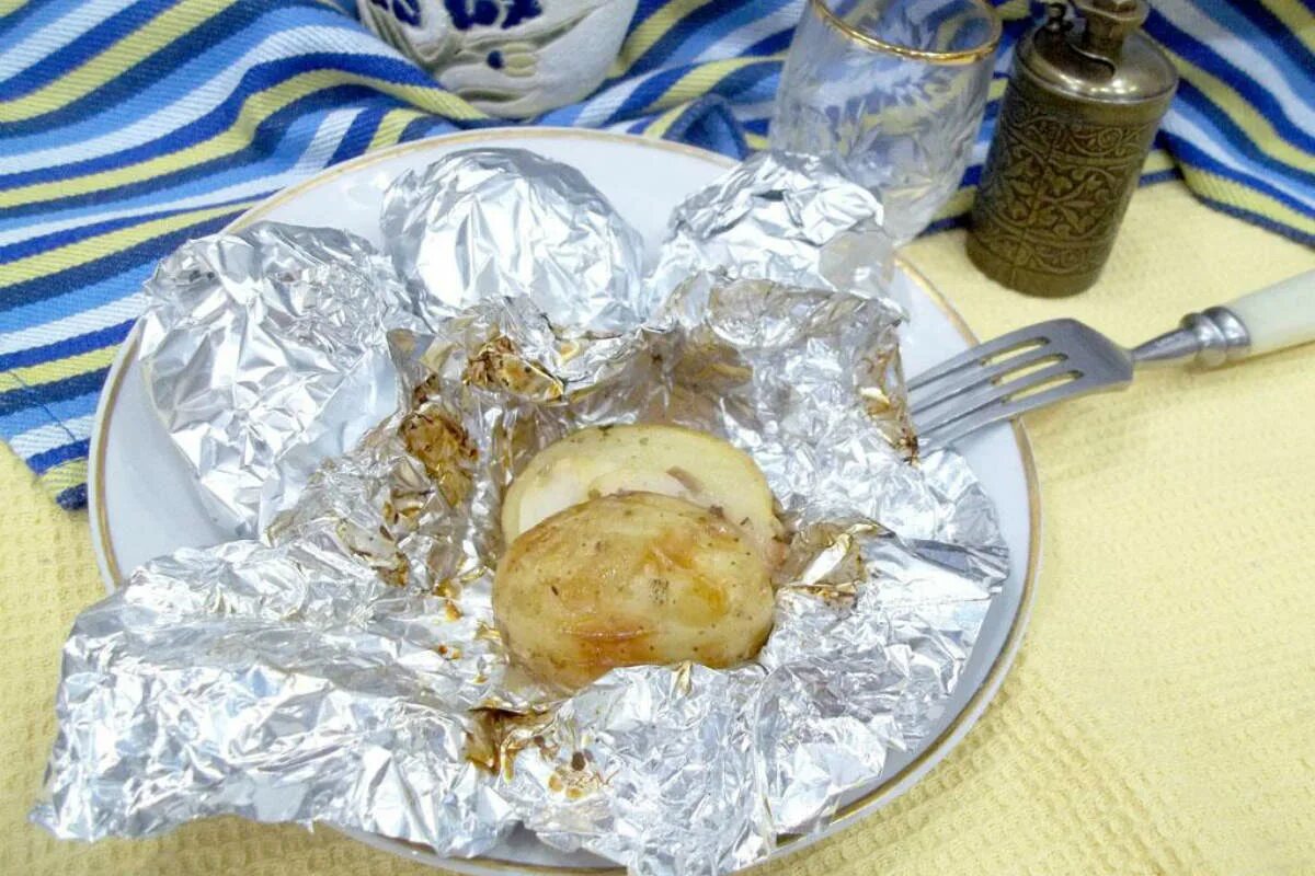 Картошка в фольге сколько готовить. Картошка с салом в фольге. Картофель в фольге на костре. Картофель Печеный в фольге. Картошка с салом в фольге на костре.