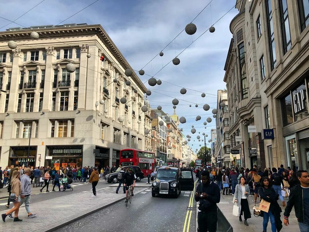 Oxford street). Оксфорд стрит на английском. In oxford street. The biggest parks london. Quiz about london.