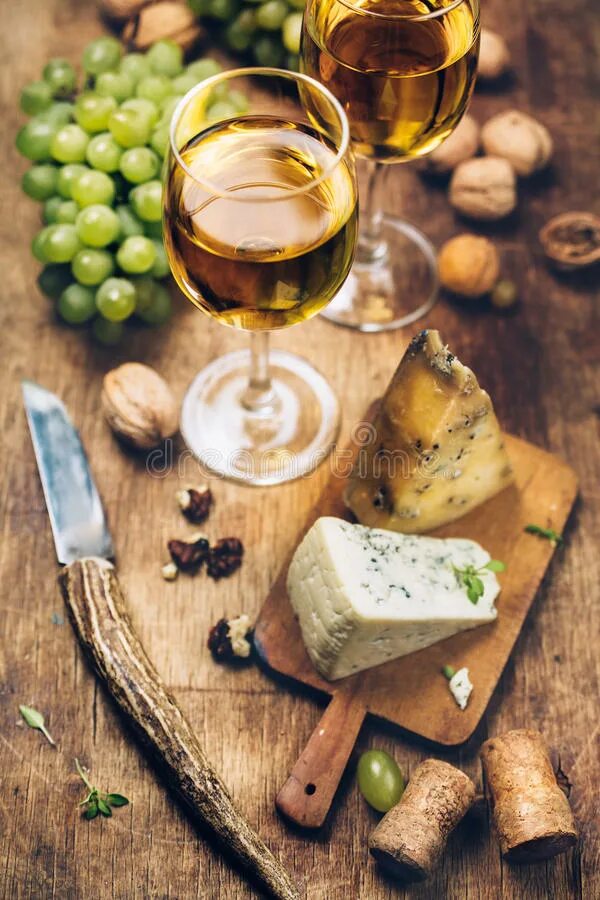 Вино и сыр. Шампанское и сыр. Белое вино и сыр. Шампанское с сыром.