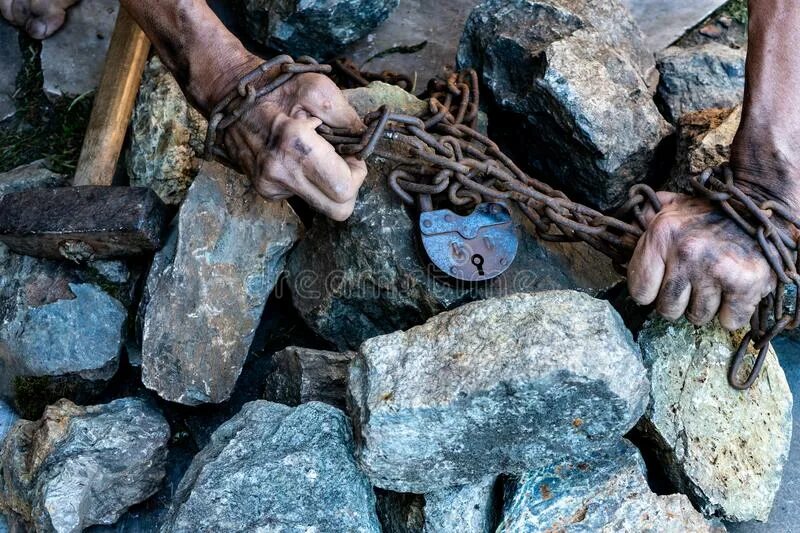 Человек в кандалах. Руки в цепях эстетика. Раб на цепи. Парень в кандалах эстетика. Человек в цепях.