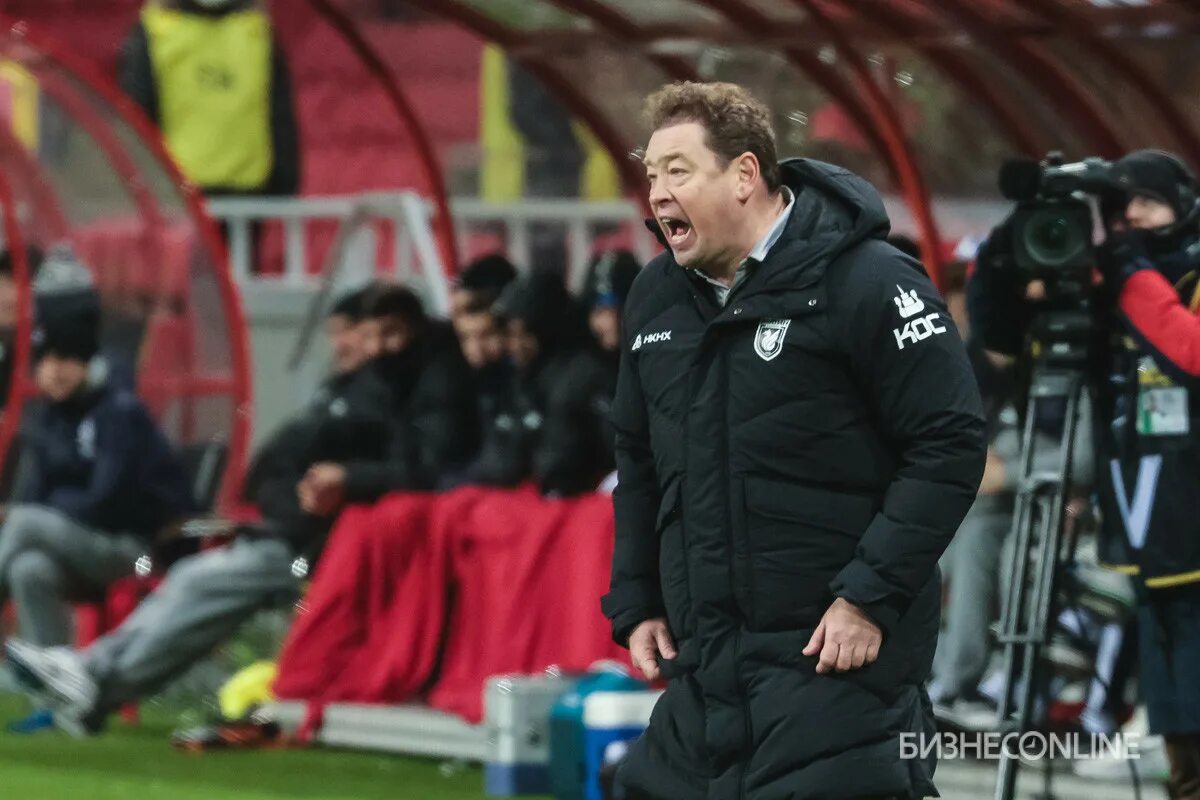 Тренеры российской премьер лиги фото. Слуцкий коммент. Слуцкий коммент. Слуцкий рубин 2022. Слуцкий спартак.