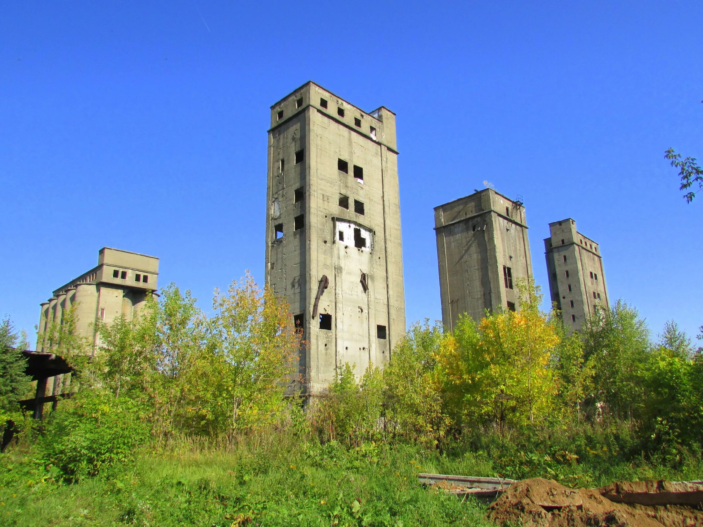 Заброшенные здания арзамаса. Заброшки в арзамасе. Заброшенный элеватор. Камышево заброшенная фабрика. Заброшенный элеватор сызрань.