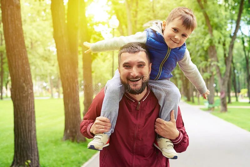 Включи едет папа. Сын на плечах у отца. Сынок на плечах у папы прогулка. Папа, поедем в парк. Son riding father's Shoulder.