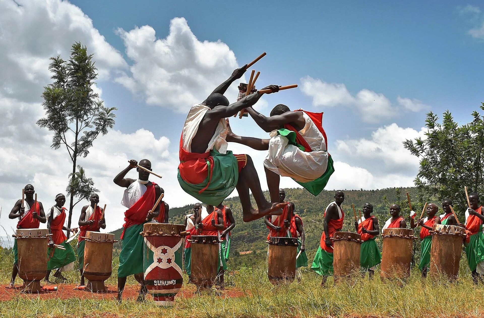 Бурунди ботсвана прогноз. Народы Бурунди. Бурунди Burundi. Гитега столица Бурунди. Национальная одежда Бурунди.