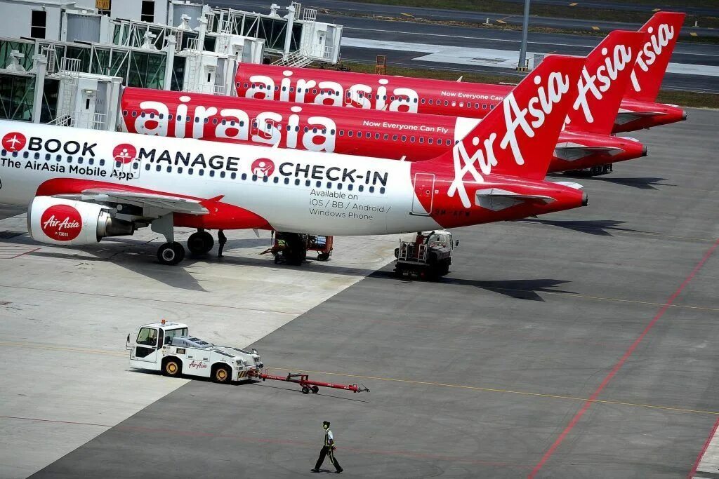 Airasia самолеты. Air asia. Air asia airlines бортпроводник. Эйр азия авиакомпания. Air asia airlines о компании.