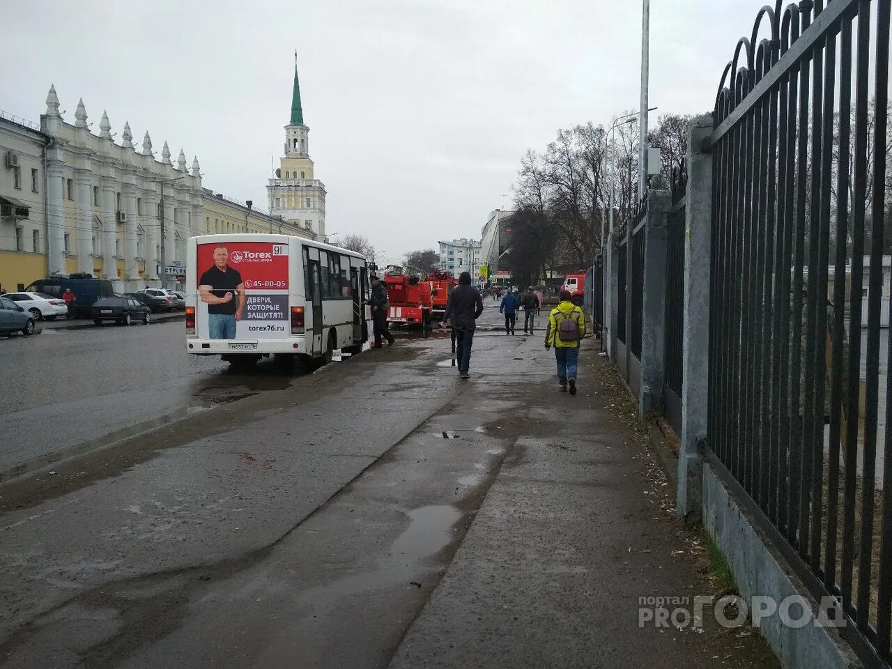 Перекрыли дорогу общего пользования. Перекрыли дорогу фото. оцепленный город. перегороженная дорога. экоактивисты перекрыли дорогу.