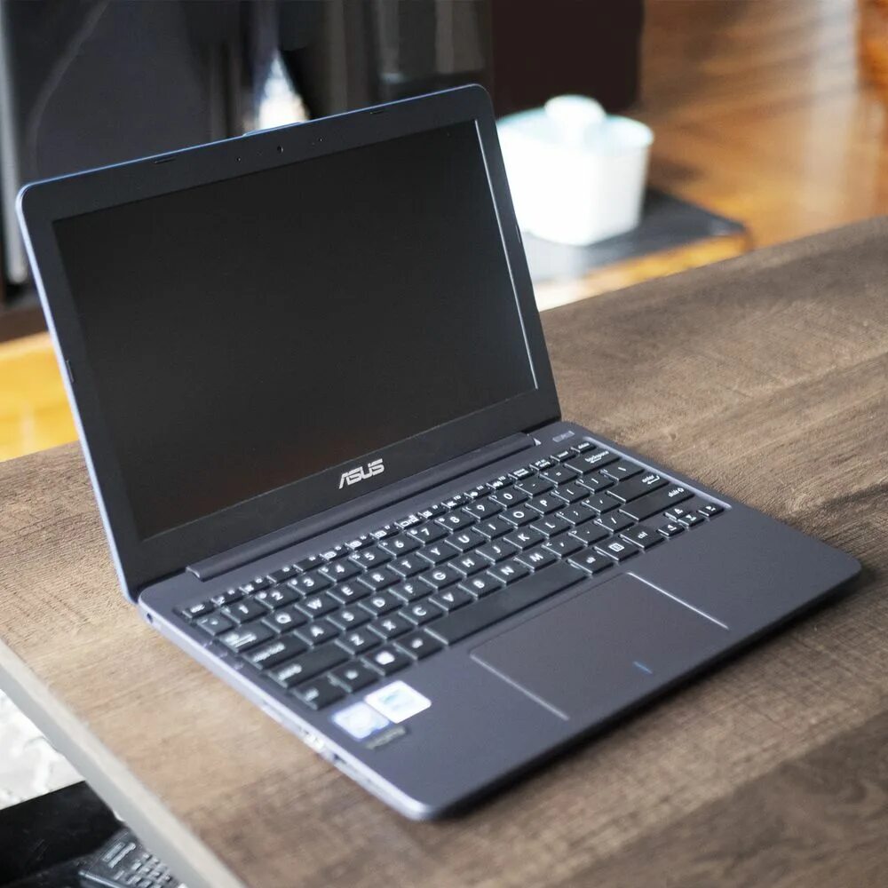 Асус 11 ультра. ASUS Mini Laptop. ASUS 11.6. ASUS Notebooklar. ASUS notbuklari yangi.