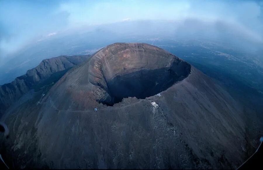 Mt vesuvius. Вулкан Везувий. Извержение вулкана Везувий. Кратер вулкана Везувий. Жерло вулкана Везувий.