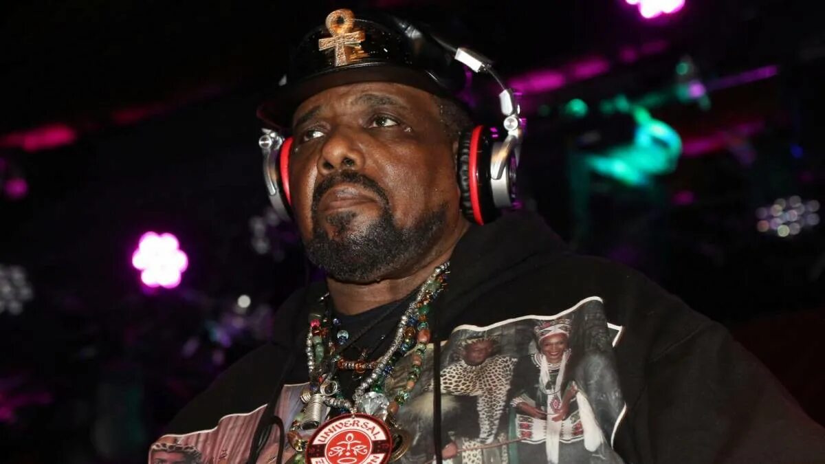 DJ Африка Бамбаатаа. БУМБА Африка. Afrika Bambaataa в молодости.