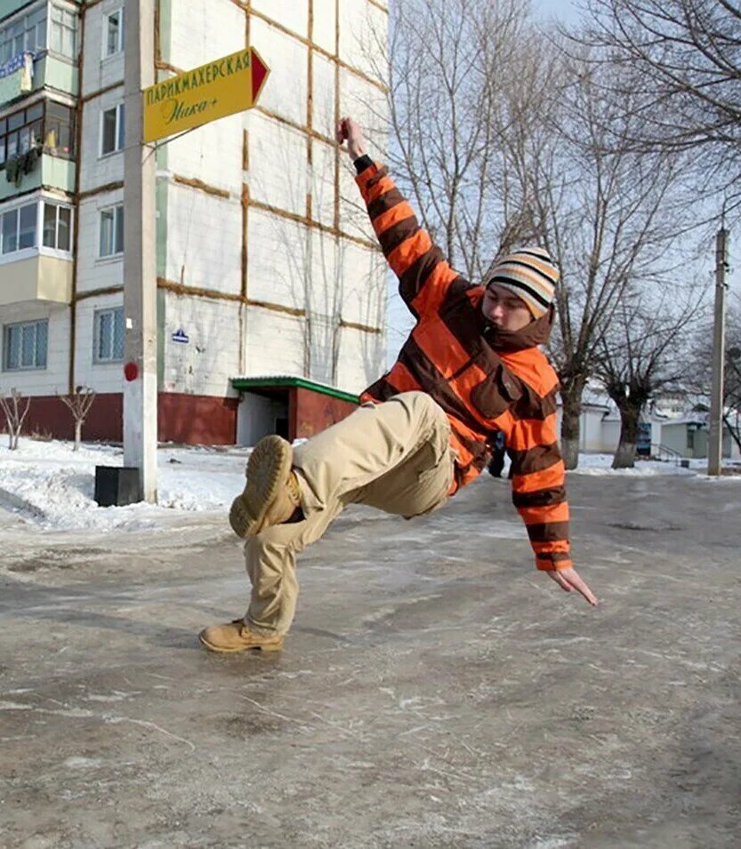 Скользко на улице. Гололед. Гололед падает