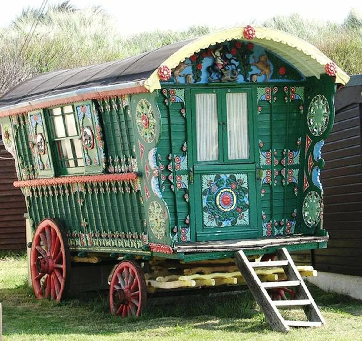 Вардо повозка цыган. Средневековая карета. Дом карета. Белая карета горячинск. Карета ночью.