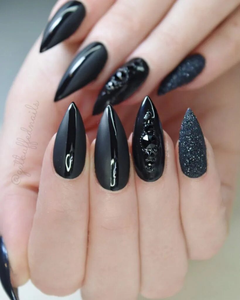 длинные черные ногти маникюр миндаль. длинные черные ногти маникюр миндаль. черные матовые ногти миндалевидной формы. чёрный маникюр на миндалевидных ногтях. длинные черные ногти маникюр миндаль.